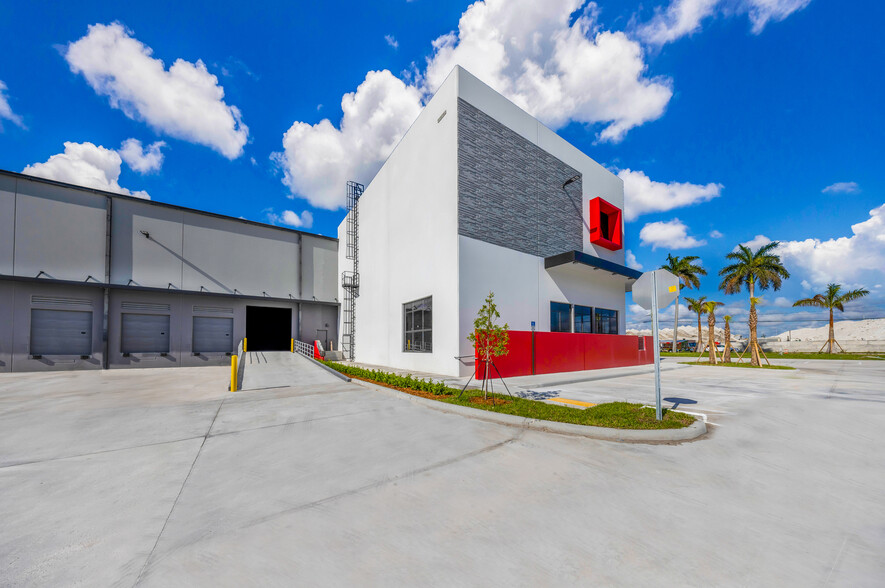 14101 NW 112th Ave, Hialeah Gardens, FL for lease - Building Photo - Image 2 of 30