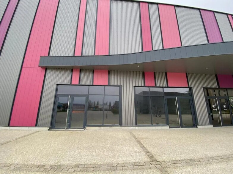 Retail in Dreux for lease - Building Photo - Image 2 of 8