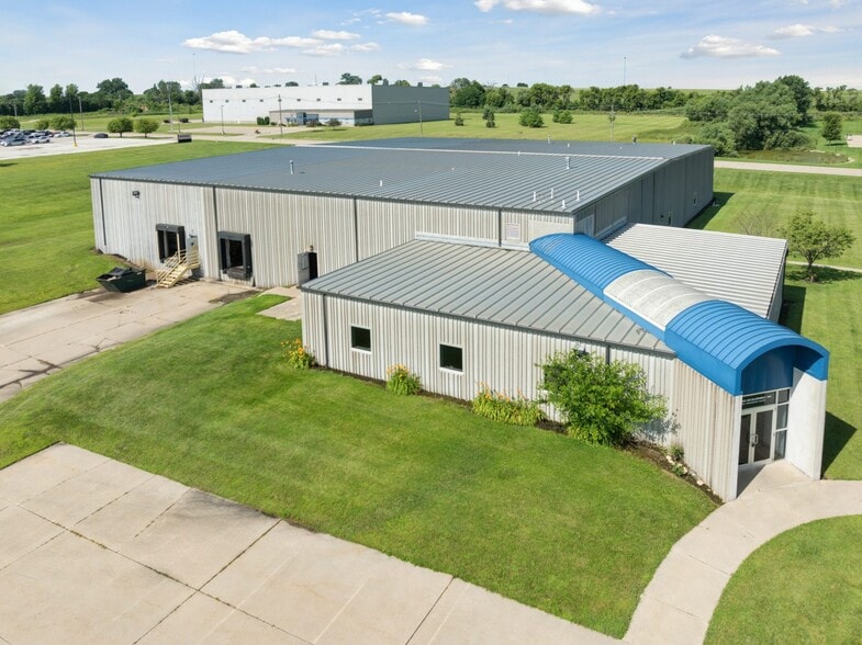 701 Technology Pl, Waverly, IA for lease - Building Photo - Image 3 of 24