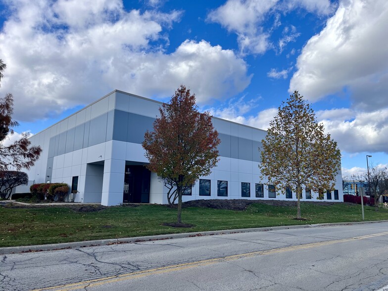 1051 Commerce Ct, Buffalo Grove, IL for lease - Building Photo - Image 1 of 5