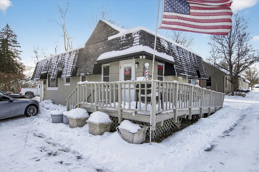 7045 Cooley Lake Rd, West Bloomfield, MI for sale - Primary Photo - Image 1 of 13