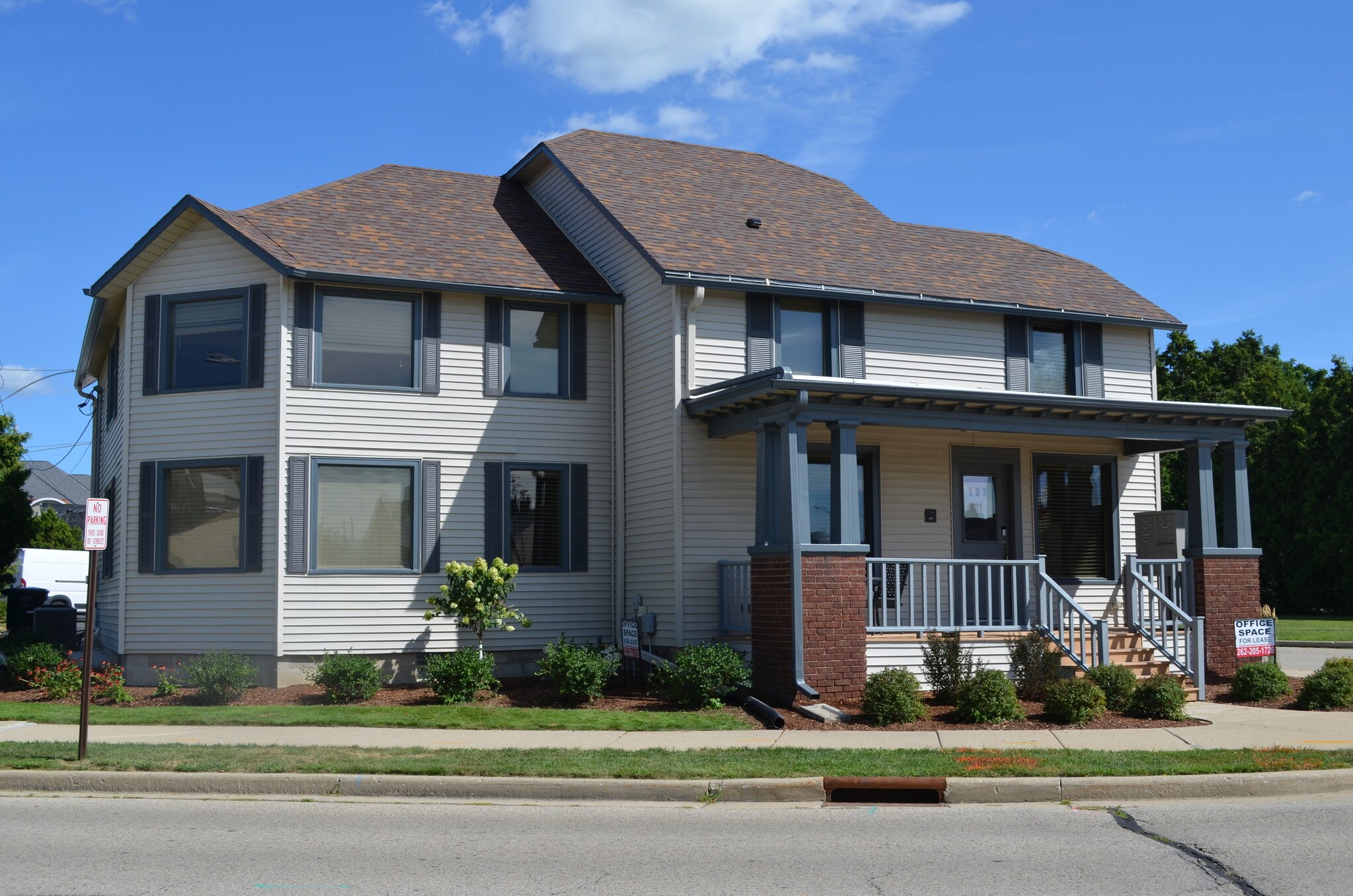 137 S Cross St, Oconomowoc, WI for sale Interior Photo- Image 1 of 1