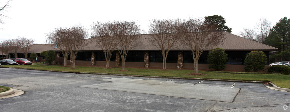 4194 Mendenhall Oaks Pky, High Point, NC for lease - Building Photo - Image 2 of 7