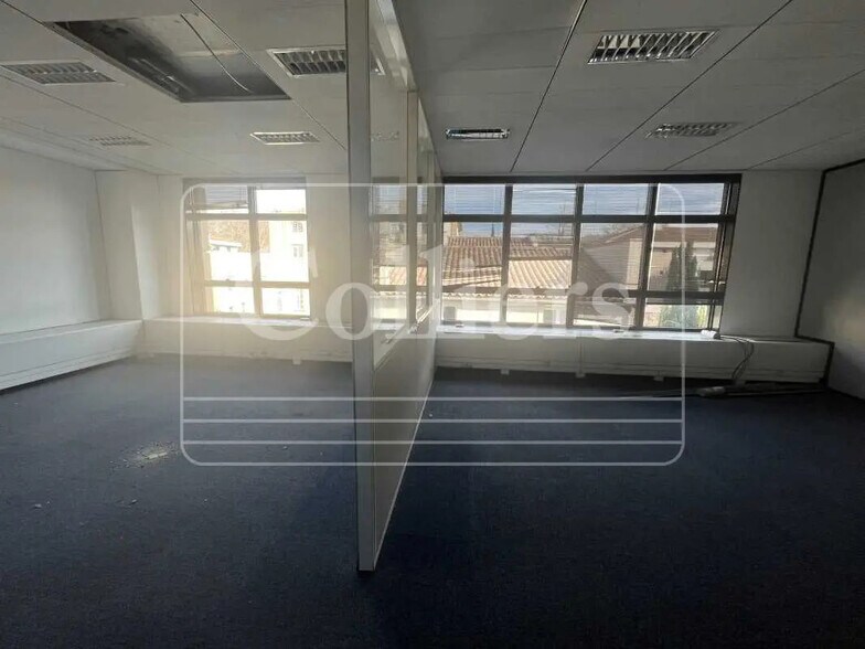 Office in Marseille for lease - Interior Photo - Image 3 of 12