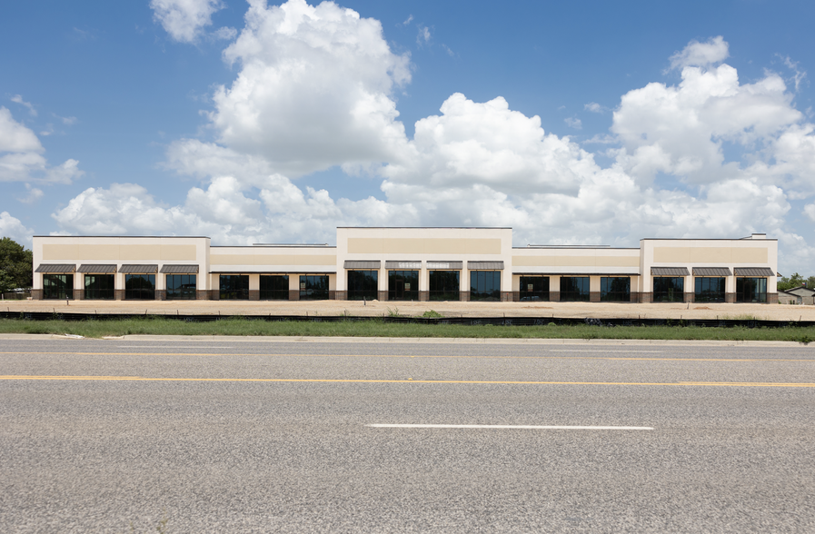 1037 TX-46, New Braunfels, TX for lease - Primary Photo - Image 1 of 5