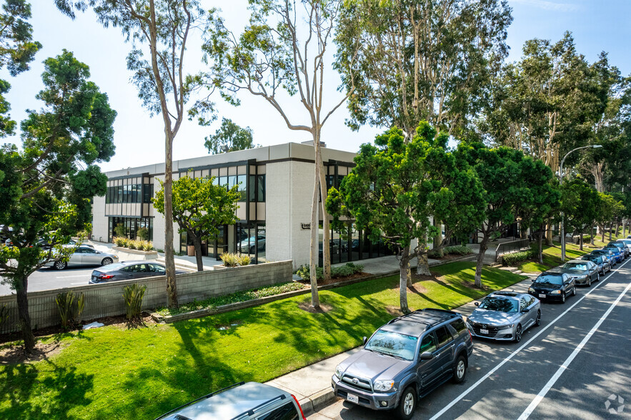 5800-5860 Hannum Ave, Los Angeles, CA for lease - Building Photo - Image 1 of 18