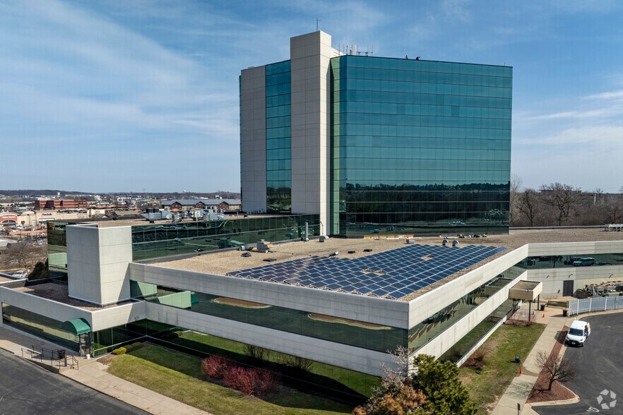 8401 Greenway Blvd, Middleton, WI for lease - Building Photo - Image 2 of 13