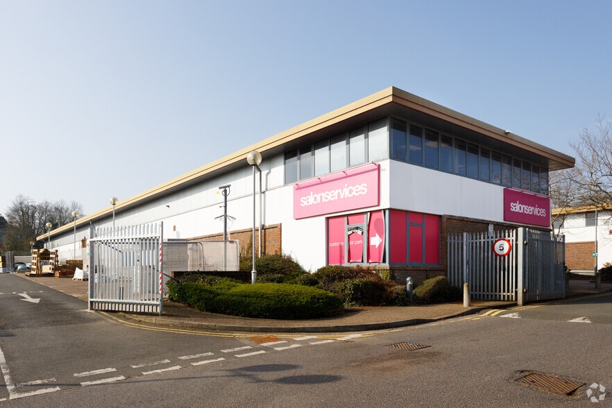 Bay Tree Ave, Leatherhead for lease - Primary Photo - Image 1 of 7