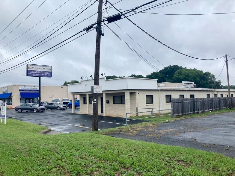 6153-6161 E Independence Assemblage Sale portfolio of 4 properties for sale on LoopNet.com - Building Photo - Image 1 of 6