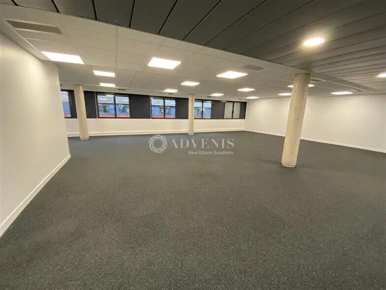 Office in Champs-sur-Marne for sale - Interior Photo - Image 2 of 9