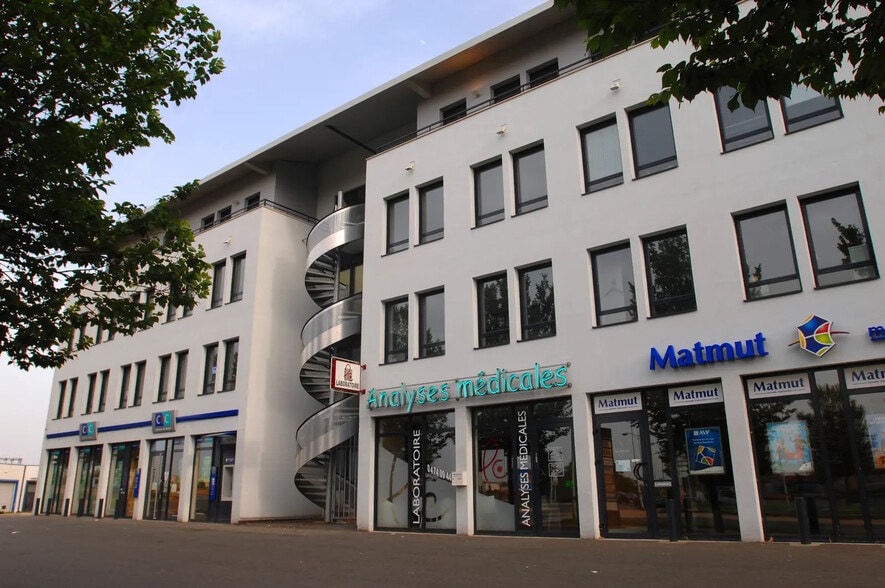 70 Rue Des Chantiers Du Beaujolais, Limas for sale - Building Photo - Image 2 of 2