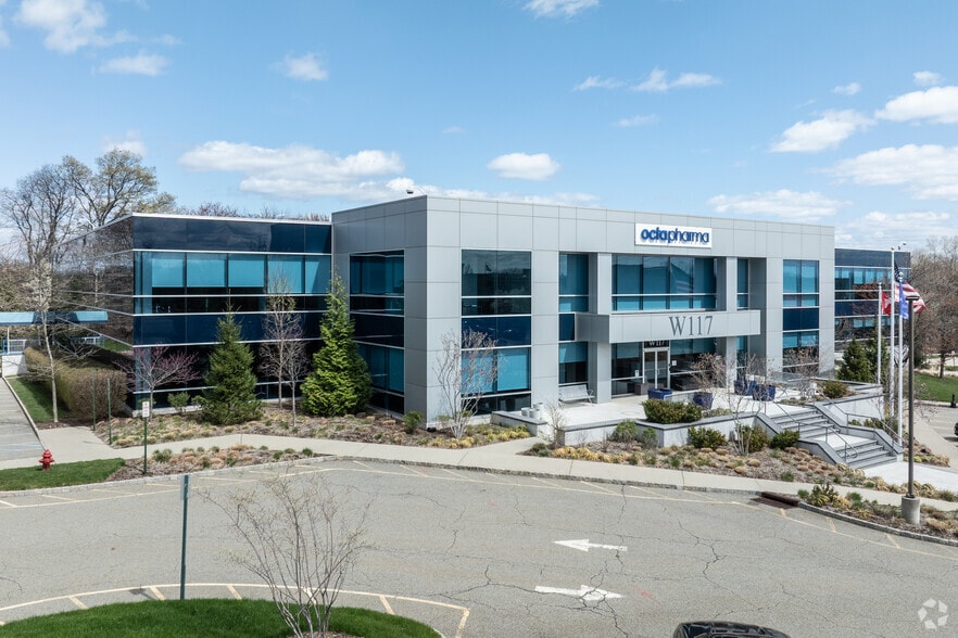 117 W Century Rd, Paramus, NJ for sale - Primary Photo - Image 1 of 1