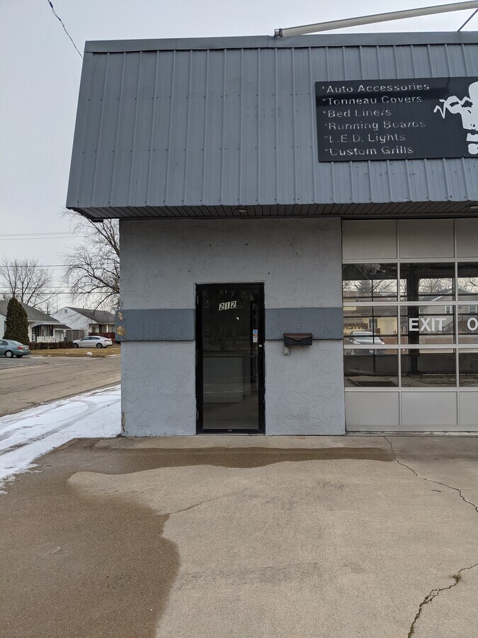 212 S Kennedy, Bradley, IL 60915 Auto Repair for Rent