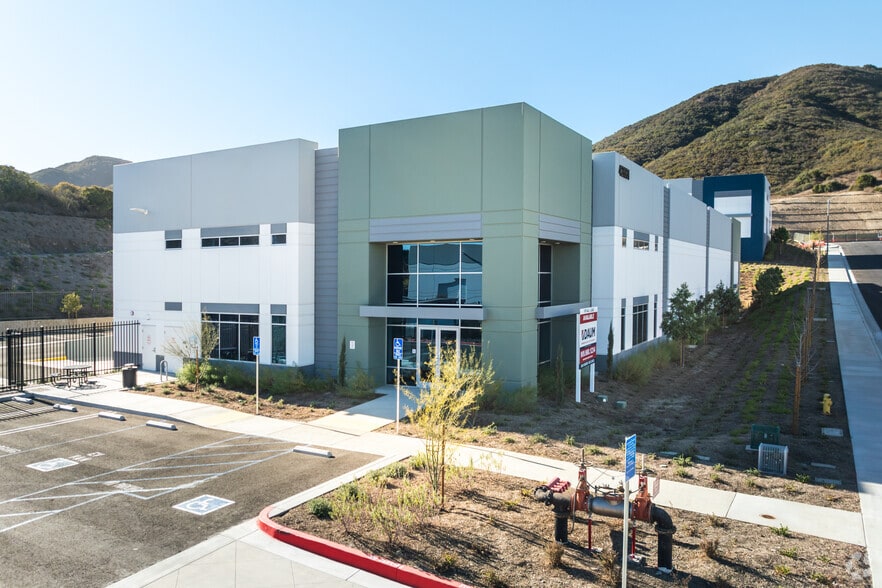 42661 Avenida Alvarado, Temecula, CA for lease - Building Photo - Image 1 of 5