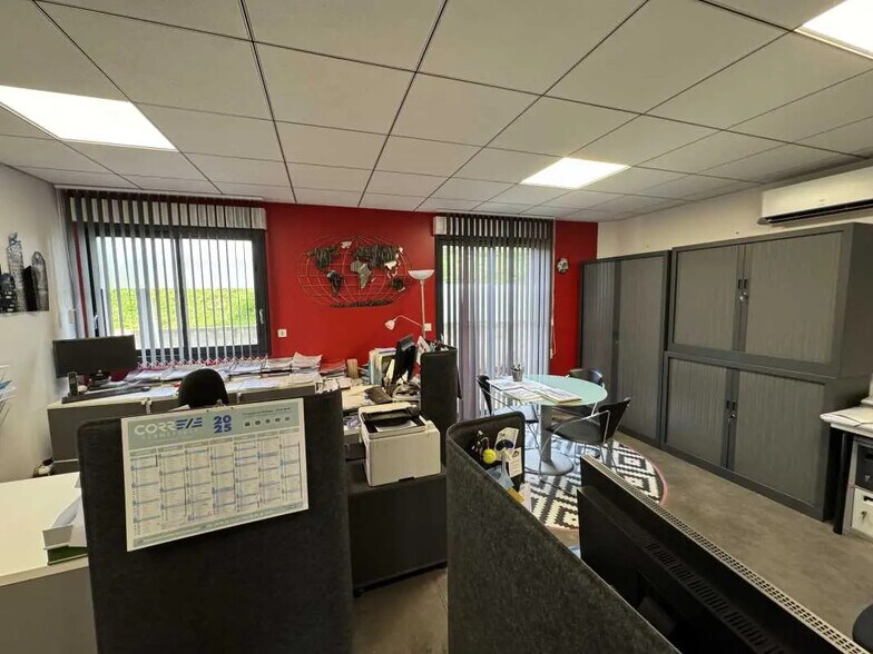 Flex in Saint-Laurent-de-Mure for sale - Interior Photo - Image 3 of 6