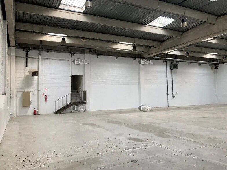 Flex in Palaiseau for lease - Interior Photo - Image 2 of 4