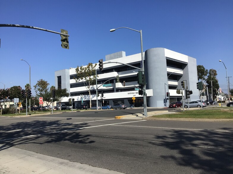 15342 Hawthorne Blvd, Lawndale, CA for lease - Building Photo - Image 2 of 16