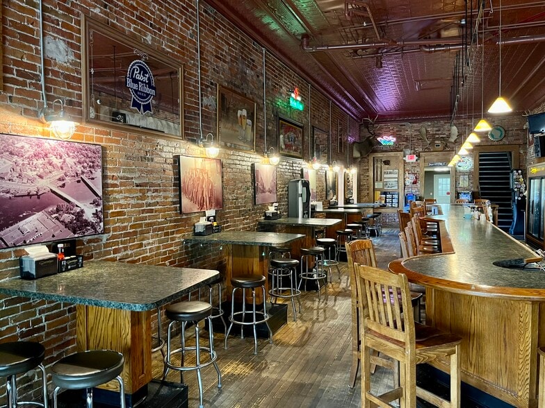 180 1st St N, Wisconsin Rapids, WI for sale - Interior Photo - Image 3 of 33