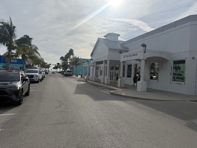 201 Old San Carlos Blvd, Fort Myers, FL for lease - Building Photo - Image 3 of 6