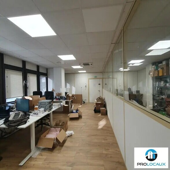 Office in Grenoble for lease - Interior Photo - Image 2 of 9
