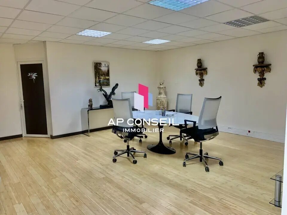 Flex in Les Alluets-le-Roi for lease Interior Photo- Image 1 of 4