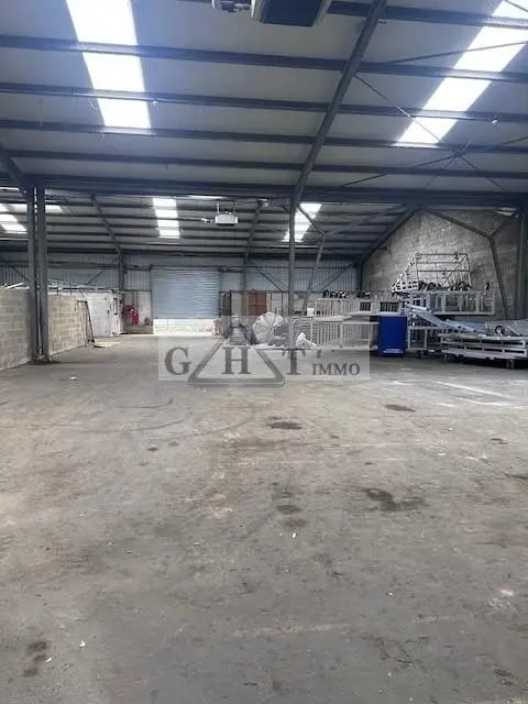 Industrial in Servon for lease Interior Photo- Image 1 of 4