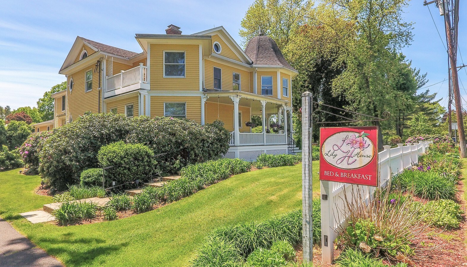 13 Bridge St, Suffield, CT 06078