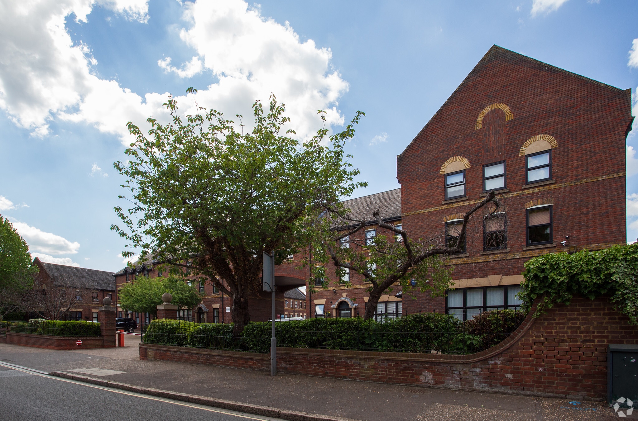 High St, Hampton for lease Primary Photo- Image 1 of 7