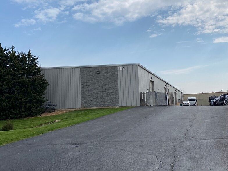 197 Poplar Pl, North Aurora, IL for lease - Building Photo - Image 2 of 2