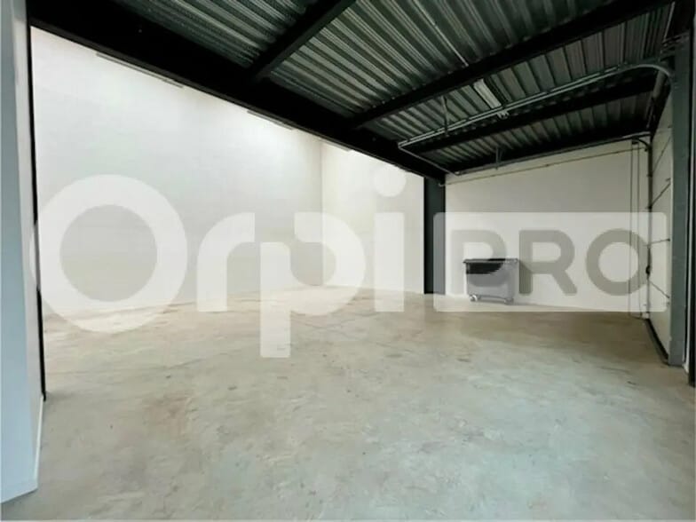 Flex in Lieusaint for lease - Interior Photo - Image 3 of 8