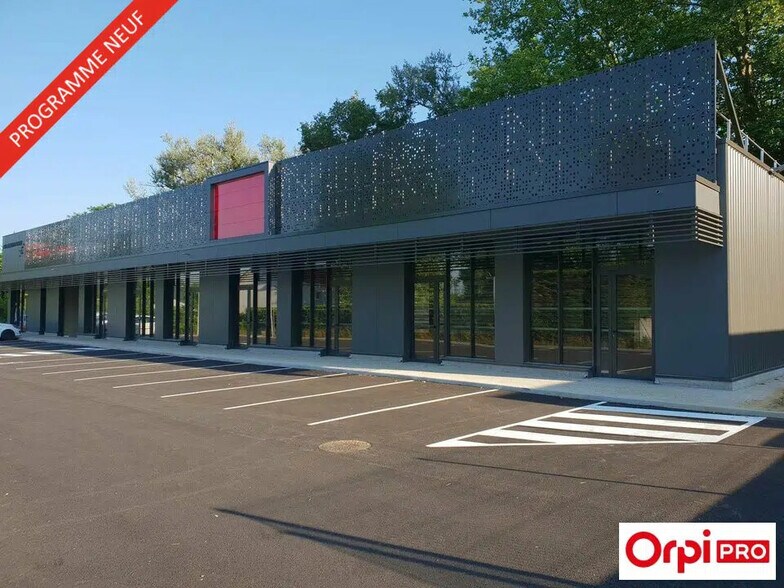 Retail in Romans-sur-Isère for lease - Building Photo - Image 3 of 4