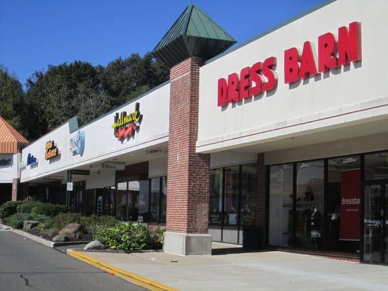 2100 Dixwell Ave, Hamden, CT, 06514 Retail Space For Lease