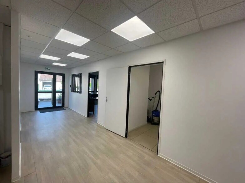 Flex in Gauchy for sale - Building Photo - Image 3 of 4