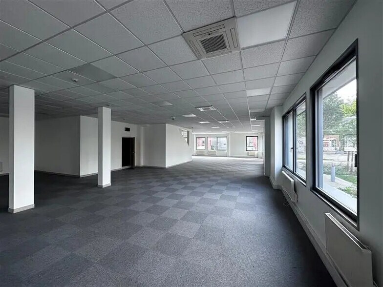 Office in Le Blanc-Mesnil for lease - Building Photo - Image 3 of 6