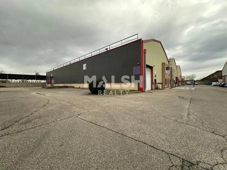 Office in Vénissieux for lease - Building Photo - Image 1 of 10