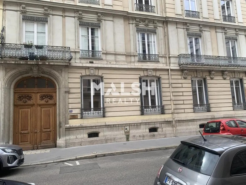 Office in Lyon for lease - Building Photo - Image 1 of 16
