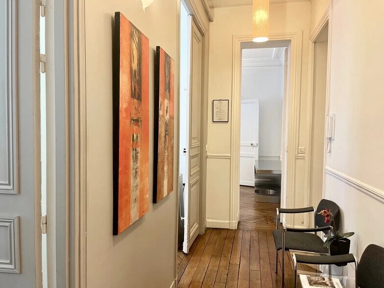 Office in Paris for lease - Interior Photo - Image 2 of 7