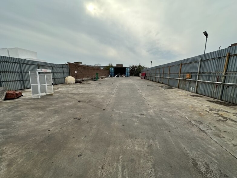 3870 Review Ave, Long Island City, NY for lease - Building Photo - Image 2 of 4