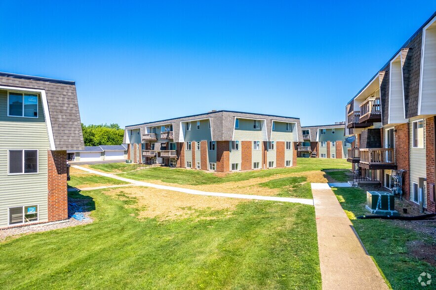 847 Gateway Ave, Clinton, IA for sale - Building Photo - Image 3 of 17