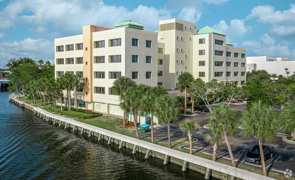 915 Middle River Dr, Fort Lauderdale, FL for lease - Primary Photo - Image 3 of 6