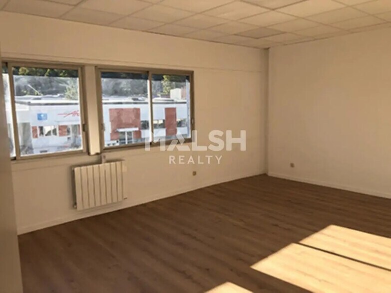 Flex in Saint-Étienne for lease - Interior Photo - Image 2 of 3