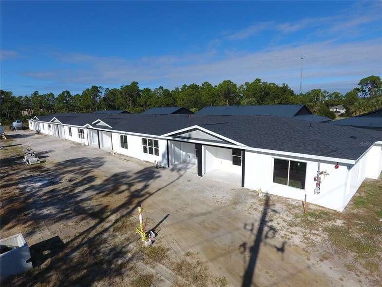 1215 Capricorn Blvd, Punta Gorda, FL for sale - Primary Photo - Image 1 of 9