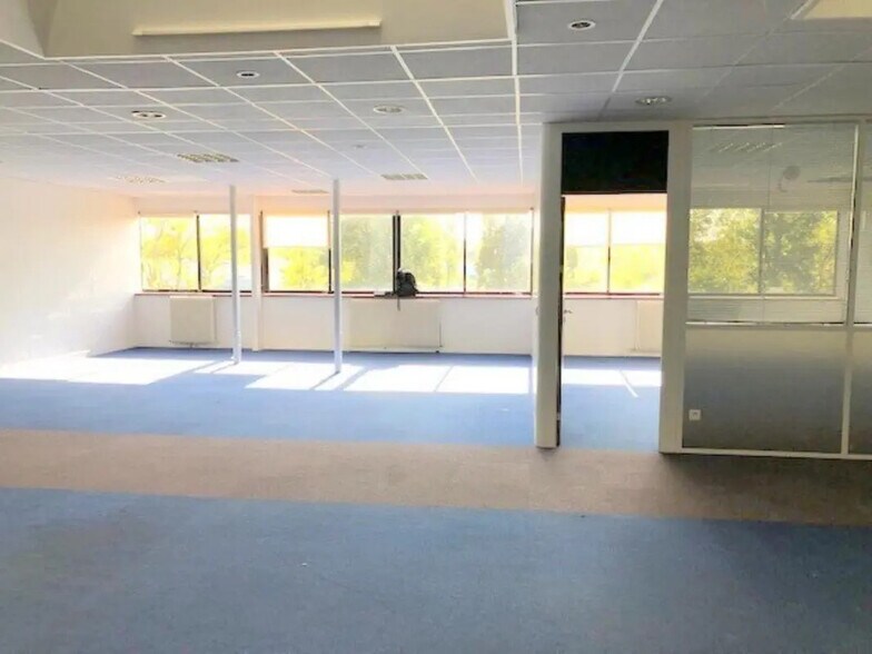 Office in Trappes for lease - Interior Photo - Image 3 of 13