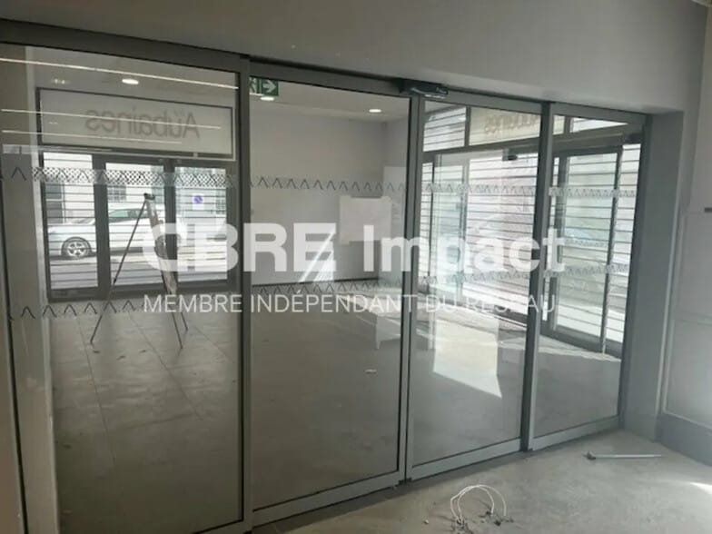 Retail in Reims for lease - Building Photo - Image 3 of 9