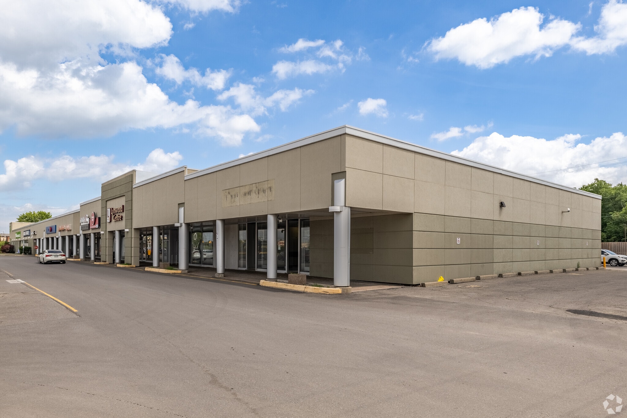 1826 Robertson Rd, Nepean, ON for lease Primary Photo- Image 1 of 2
