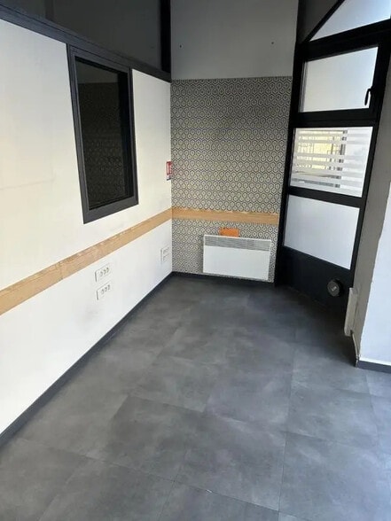 Retail in Vannes for lease - Interior Photo - Image 3 of 4