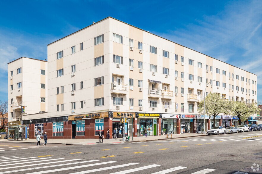 15013 Northern Blvd, Flushing, NY for sale - Primary Photo - Image 1 of 1