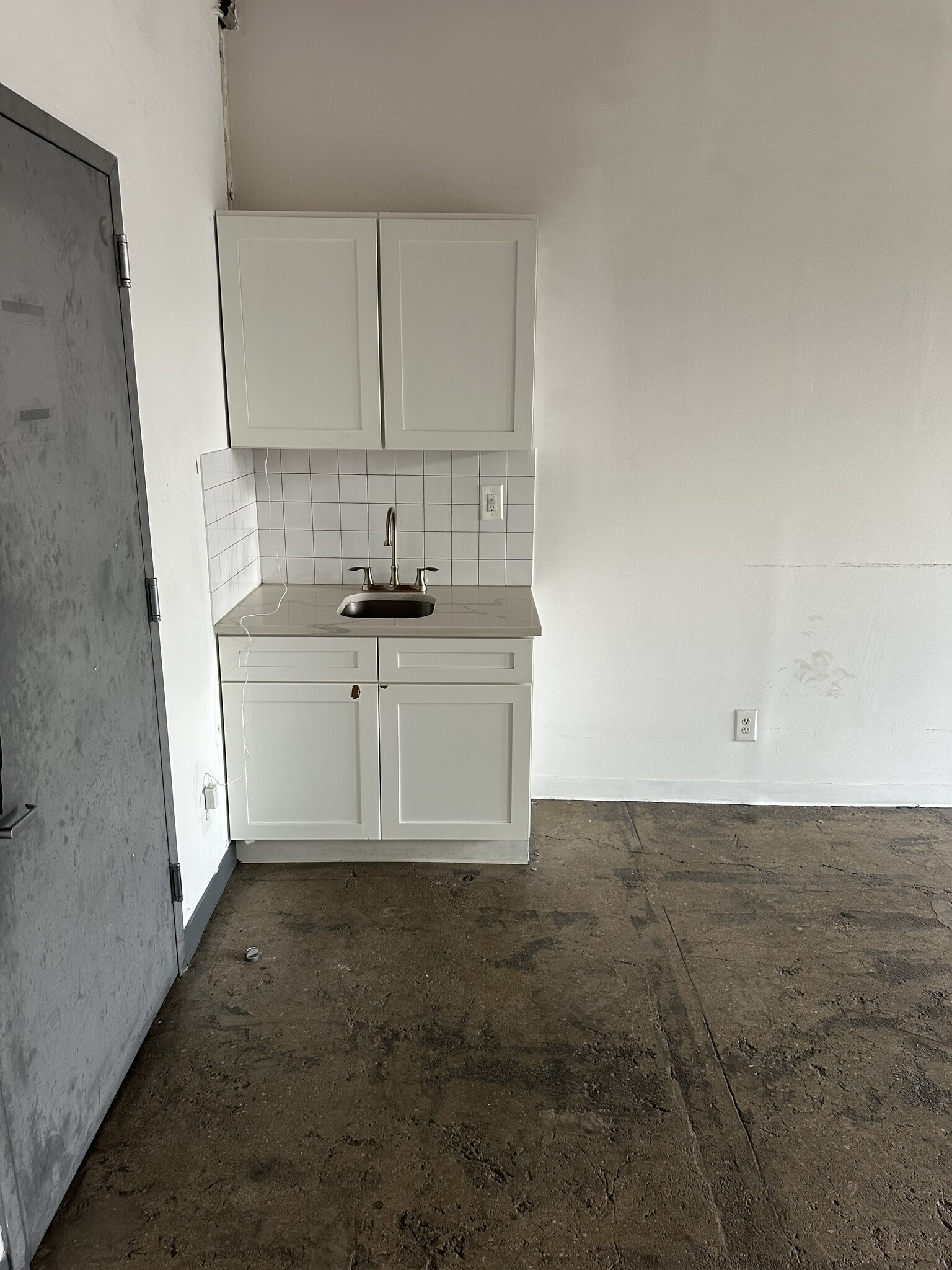 218 Bogart st, Brooklyn, NY for lease Interior Photo- Image 1 of 13