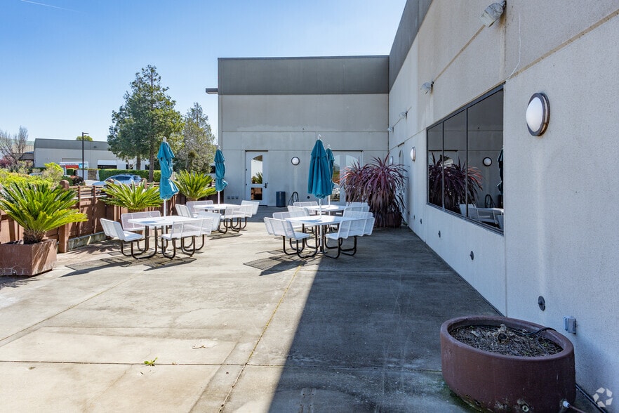 222-240 Gateway Rd W, Napa, CA for sale - Building Photo - Image 3 of 11