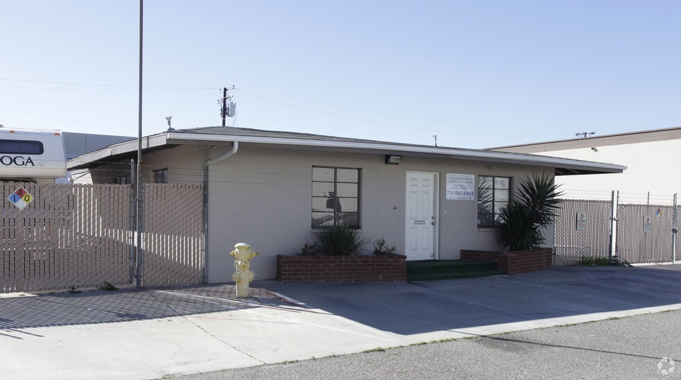 1212 E Ash Ave, Fullerton, CA for sale - Primary Photo - Image 1 of 2